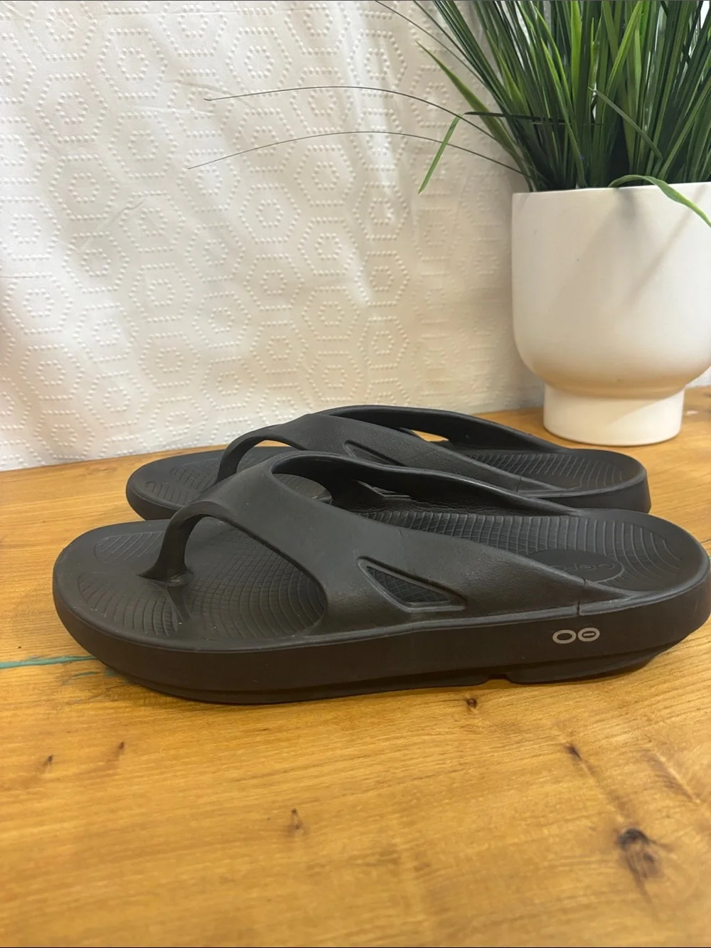 OOFOS OOriginal Recovery Sandals Mens 10 Womens size 12 Black Thong Flip Flops